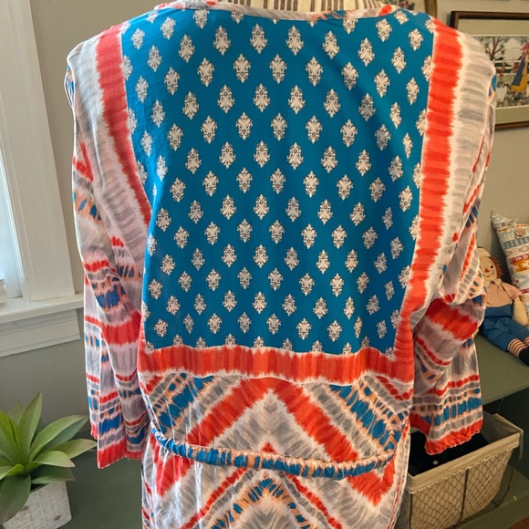 Tolani Collection woven v neck top with asymmetric hem - Picture 5 of 8